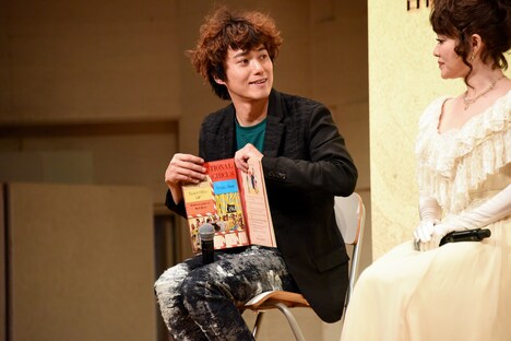 飛び出す絵本を見せる藤田俊太郎。