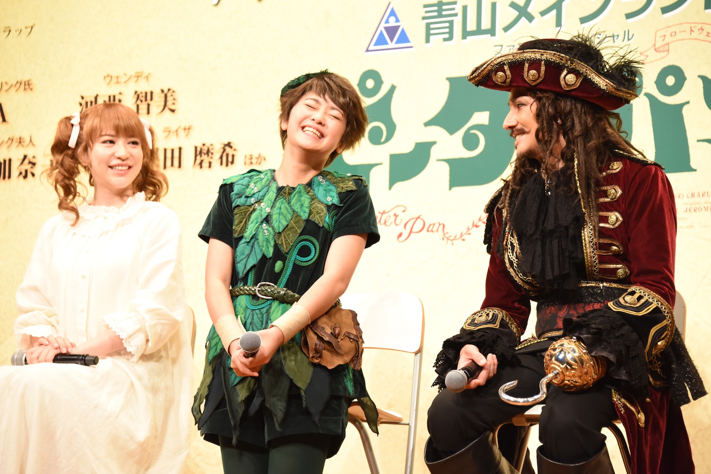 河西智美（左）とISSA（右）から言葉をかけられ照れる吉柳咲良（中央）。