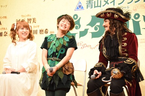 河西智美（左）とISSA（右）から言葉をかけられ照れる吉柳咲良（中央）。