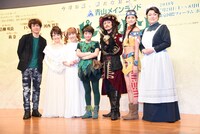 左から演出の藤田俊太郎、ダーリング夫人役の入絵加奈子、ウェンディ役の河西智美、ピーターパン役の吉柳咲良、フック船長 / ダーリング氏役のISSA、タイガー・リリー役の莉奈、ライザ役の久保田磨希。