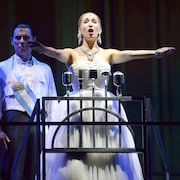「エビータ」来日版が本日開幕、ラミン・カリムルーら力強い歌声を披露