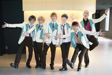 「ミュージカル『スタミュ』-2ndシーズン-」囲み取材より。左から空閑愁役の新里宏太、那雪透役の山中翔太、星谷悠太役の杉江大志、月皇海斗役のランズベリー・アーサー、天花寺翔役の鈴木勝吾、鳳樹役の丘山晴己。