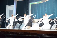 OSK日本歌劇団「レビュー夏のおどり」より、第2部「One Step to Tomorrow!」の様子。