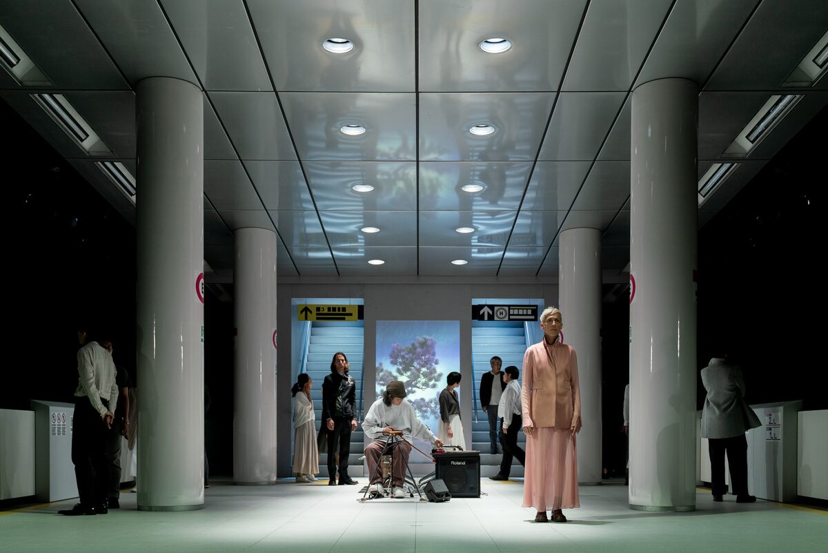 能をモチーフに 鎮魂 を描く 岡田利規 No Theater 日本初演が開幕 ステージナタリー