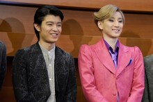 「Punk Fantasy『BOSS CAT』～シャルル・ペロー『長靴をはいた猫』より～」囲み取材より、左から高田翔、京本大我。