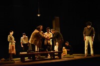 DULL-COLORED POP vol.18「福島三部作 第1部『1961年：夜に昇る太陽』」より。（撮影：田子和司）