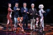 キャッツ・シアター内覧会より、猫のポーズを取る加藤敬二（中央左）、劇団四季の吉田智誉樹代表取締役社長（中央）、土屋茂昭（中央右）。