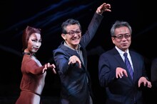 キャッツ・シアター内覧会より、猫のポーズを取る加藤敬二（中央）、劇団四季の吉田智誉樹代表取締役社長（中央右）。