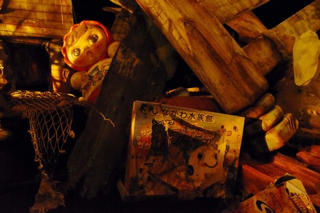 キャッツ・シアター内覧会より、ゴミのオブジェの一部。