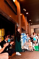 ファンに見送られる高世麻央。