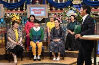 「踊る踊る踊る！さんま御殿!! この夏超アツい美女＆最強おバカ軍団暴走祭」より、「元宝塚VS女芸人」の様子。(c)日本テレビ