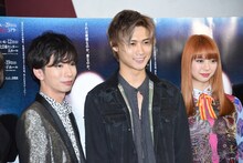 左から河合郁人、橋本良亮、山下リオ。