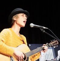 小島ケイタニーラブ（撮影：朝岡英輔）