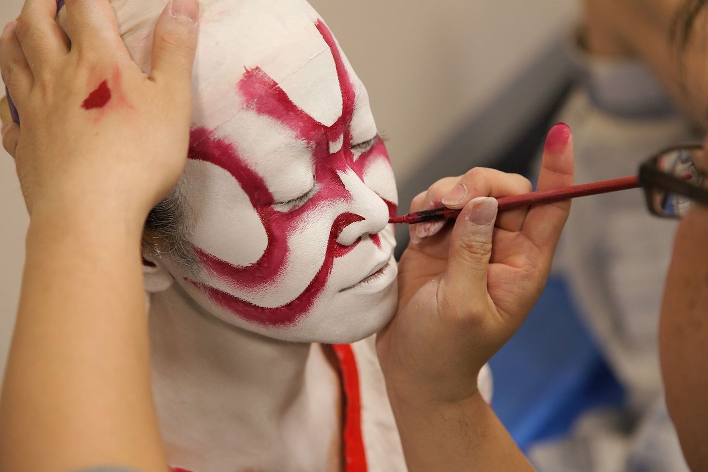 講師がくまどりを施す様子。