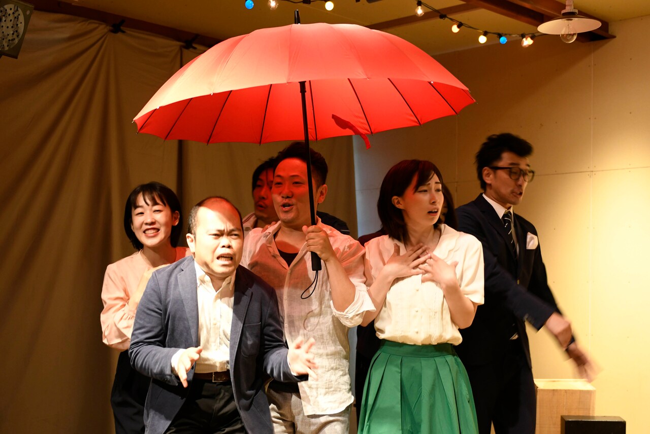 軽演劇が雨粒のように“降りしきる”、TCアルプ「土砂降りボードビル」開幕