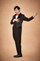 和合真一扮する牧忠行。