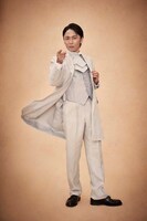 岡田達也扮する小泉琢磨。