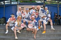 近藤良平・コンドルズ「にゅ～盆踊り」の出演者。（撮影：涌井直志）