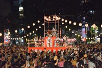 近藤良平・コンドルズ「にゅ～盆踊り」より。（撮影：涌井直志）