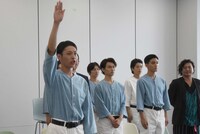 「舞台『野球』飛行機雲のホームラン～Homerun of Contrail」記者会見より、選手宣誓をする安西慎太郎（手前）。