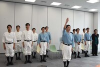 「舞台『野球』飛行機雲のホームラン～Homerun of Contrail」記者会見より、選手宣誓をする安西慎太郎（前方）。