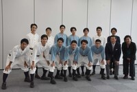 「舞台『野球』飛行機雲のホームラン～Homerun of Contrail」記者会見より、後列左から永田聖一朗、伊崎龍次郎、白又敦、松本岳、小西成弥、松井勇歩、村田洋二郎。前列左から小野塚勇人、多和田秀弥、内藤大希、安西慎太郎、松田凌、永瀬匡、桑田真澄、西田大輔。