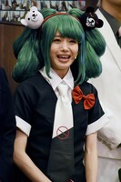 塔和モナカ役の市川美織。