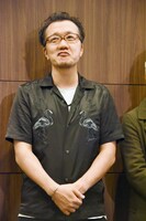 脚本・演出の西森英行。
