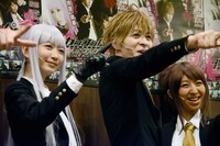 左から霧切響子役の岡本夏美、苗木誠役の西銘駿、朝日奈葵役の飯田里穂。