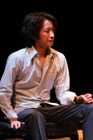 舞台「レインマン」より。（撮影：神ノ川智早）