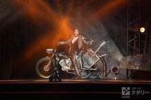 バイクにまたがるランダムスター（橋本さとし）。