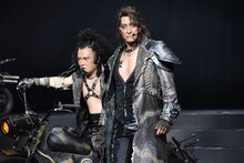 左から橋本じゅん演じるエクスプローラー、橋本さとし演じるランダムスター。