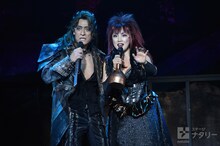 「新感線☆RS『メタルマクベス』disc1」ゲネプロより、左から橋本さとし演じるランダムスター、濱田めぐみランダムスター夫人。