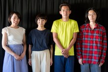 早坂彩（左）と出演者。