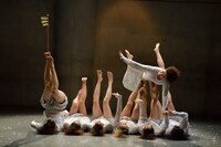 25周年記念公演「人生劇場」より。（撮影：山之上雅信）