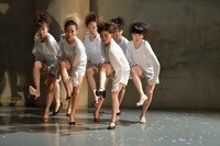 25周年記念公演「人生劇場」より。（撮影：山之上雅信）