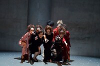 25周年記念公演「人生劇場」より。（撮影：山之上雅信）