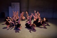 25周年記念公演「人生劇場」より。（撮影：山之上雅信）