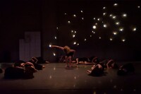 25周年記念公演「人生劇場」より。（撮影：山之上雅信）