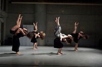 25周年記念公演「人生劇場」より。（撮影：山之上雅信）