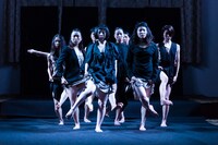 Noism2「よるのち」より。（Photo:Isamu Murai）