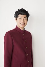 もう中学生扮する出瀬潔。