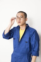 鈴木そぼく扮する存在感梨男。