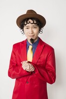 岡田地平扮する胡散苦成。