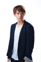 謎の生物カブト役のKENK1。