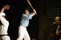 松本岳演じる田村俊輔（中央）。