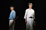「舞台『野球』飛行機雲のホームラン～Homerun of Contrail」ゲネプロより。左から安西慎太郎演じる穂積均、多和田秀弥演じる唐澤静。