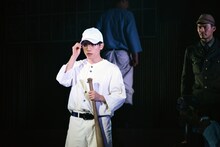 伊崎龍次郎演じる佐々木新（中央）。