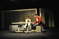 須貝英作・演出「カラオケの夜」より。