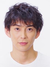 誇山役の和成。